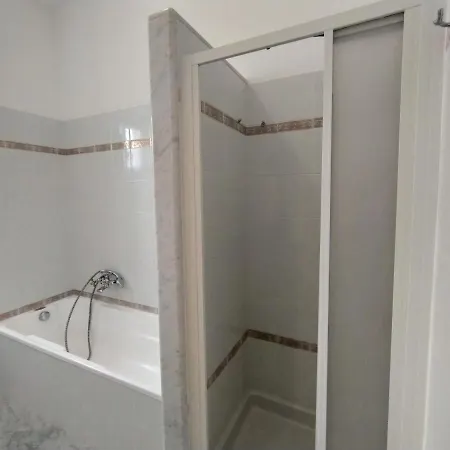 Benedetta House * לבנטו